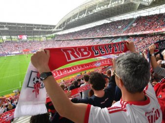 Mit einer Choreografie unterstützen die Fans von RB Leipzig ihr Team im Sommer 2017 bei der Partie gegen den FC Bayern München. Foto: Hendrik Schmidt Mit einer Choreografie unterstützen die Fans von RB Leipzig ihr Team im Sommer 2017 bei der Partie gegen den FC Bayern München. Foto: Hendrik Schmidt