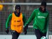 Salif Sané (r) trainiert bei Hannover 96 mit Ihlas Bebou. Foto: Philipp Schulze