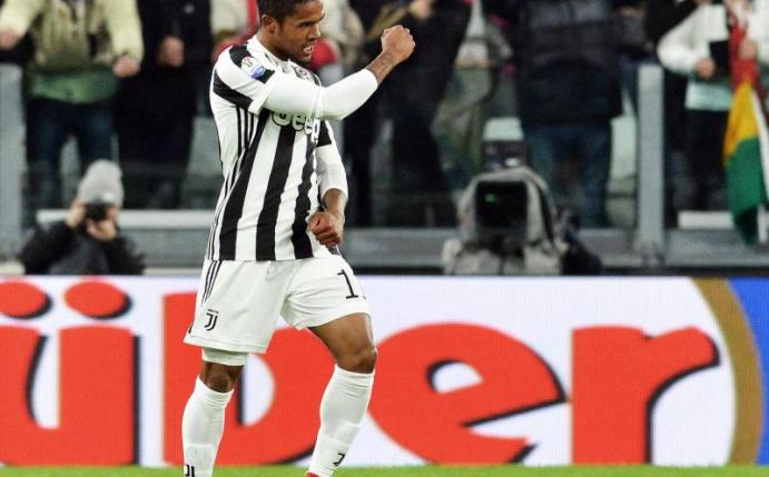 Juventus Turin gibt sich im Derby gegen den FC Turin keine Blöße. Douglas Costa bejubelt seinen Treffer zum 1:0. Foto: Andrea Di Marco