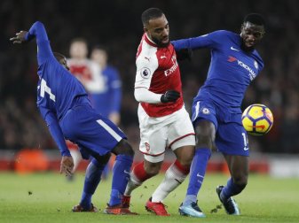 In einer turbulenten Partie trennten sich der FC Arsenal und der FC Chelsea mit 2:2. Foto: Frank Augstein In einer turbulenten Partie trennten sich der FC Arsenal und der FC Chelsea mit 2:2. Foto: Frank Augstein
