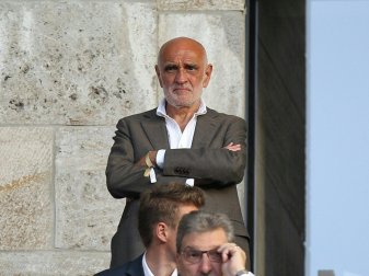 Martin Kind muss auf eine Sondergenehmigung warten Martin Kind muss auf eine Sondergenehmigung warten