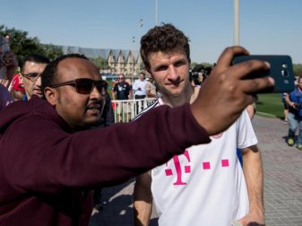 Auch in Katar ein gefragter Mann: Thomas Müller im Trainingslager des FC Bayern in Doha. Foto: Sven Hoppe