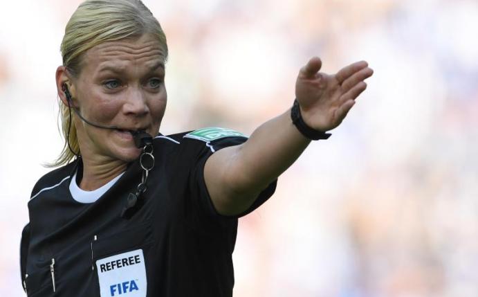 Hofft auf eine Optimierung des Videobeweises: Bundesliga-Schiedsrichterin Bibiana Steinhaus. Foto: Soeren Stache