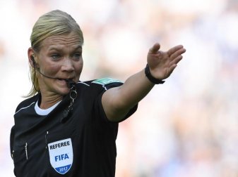 Hofft auf eine Optimierung des Videobeweises: Bundesliga-Schiedsrichterin Bibiana Steinhaus. Foto: Soeren Stache Hofft auf eine Optimierung des Videobeweises: Bundesliga-Schiedsrichterin Bibiana Steinhaus. Foto: Soeren Stache
