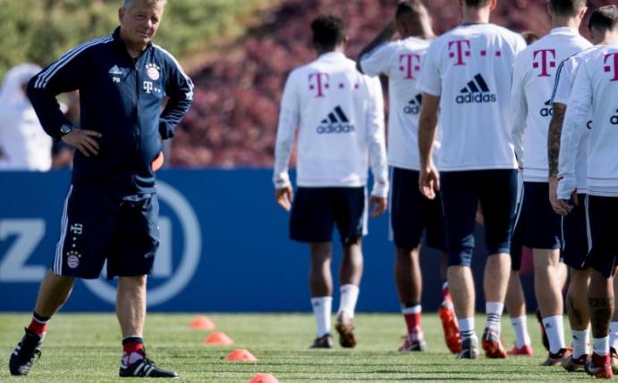 Wichtigster Helfer von Bayern-Coach Jupp Heynckes: Co-Trainer Peter Hermann (l) beim Training in Doha. Foto: Sven Hoppe