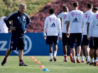 Wichtigster Helfer von Bayern-Coach Jupp Heynckes: Co-Trainer Peter Hermann (l) beim Training in Doha. Foto: Sven Hoppe Wichtigster Helfer von Bayern-Coach Jupp Heynckes: Co-Trainer Peter Hermann (l) beim Training in Doha. Foto: Sven Hoppe