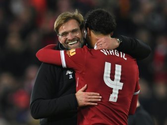 Jürgen Klopp gratuliert Matchwinner Virgil van Dijk Jürgen Klopp gratuliert Matchwinner Virgil van Dijk