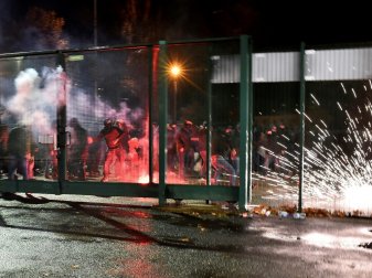 In Neapel ist es zu Ausschreitungen gekommen In Neapel ist es zu Ausschreitungen gekommen