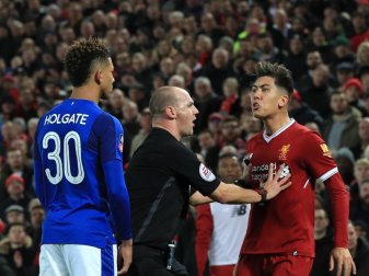 Evertons Mason Holgate (l) und Liverpools Roberto Firmino (r) geraten aneinander. Foto: Peter Byrne