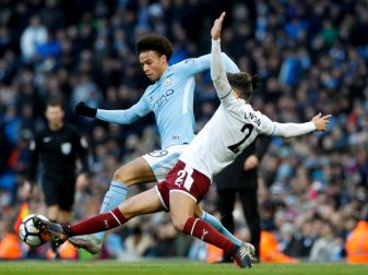 Leroy Sane (l) hat mit Manchester City die nächste Runde im FA-Cup erreicht. Foto: Martin Rickett