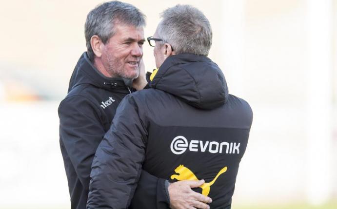 Duesseldorfs Trainer Friedhelm Funkel (l) begrüßt vor dem Spiel Dortmunds Trainer Peter Stöger. Foto: David Inderlied
