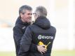 Duesseldorfs Trainer Friedhelm Funkel (l) begrüßt vor dem Spiel Dortmunds Trainer Peter Stöger. Foto: David Inderlied