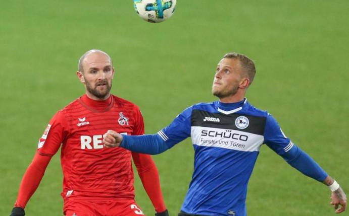 Bielefelds Christoph Hemlein (r) im Kampf um den Ball mit dem Kölner Konstantin Rausch (l). Foto: Friso Gentsch