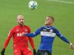 Bielefelds Christoph Hemlein (r) im Kampf um den Ball mit dem Kölner Konstantin Rausch (l). Foto: Friso Gentsch