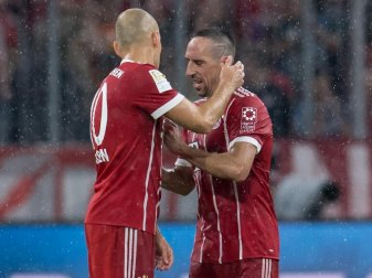 Stehen beim FC Bayern noch vor einer ungewissen Zukunft: Die Routiniers Franck Ribéry (r) und Arjen Robben. Foto: Sven Hoppe