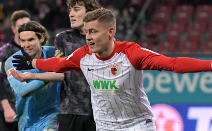 Augsburgs Torjäger Alfred Finnbogason (M) hat wegen Achillessehnenproblemen Teile der Vorbereitung verpasst. Foto: Stefan Puchner