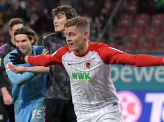 Augsburgs Torjäger Alfred Finnbogason (M) hat wegen Achillessehnenproblemen Teile der Vorbereitung verpasst. Foto: Stefan Puchner Augsburgs Torjäger Alfred Finnbogason (M) hat wegen Achillessehnenproblemen Teile der Vorbereitung verpasst. Foto: Stefan Puchner