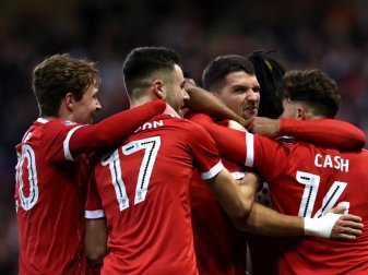 Nottingham Forests Spieler im Jubelrausch: Überraschend setzte sich der Zweitligist im FA Cup gegen den FC Arsenal durch. Foto: Mike Egerton Nottingham Forests Spieler im Jubelrausch: Überraschend setzte sich der Zweitligist im FA Cup gegen den FC Arsenal durch. Foto: Mike Egerton