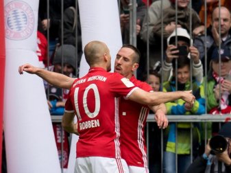 Die Verträge von Arjen Robben (l) und Franck Ribéry beim FC Bayern München laufen aus. Foto: Sven Hoppe Die Verträge von Arjen Robben (l) und Franck Ribéry beim FC Bayern München laufen aus. Foto: Sven Hoppe
