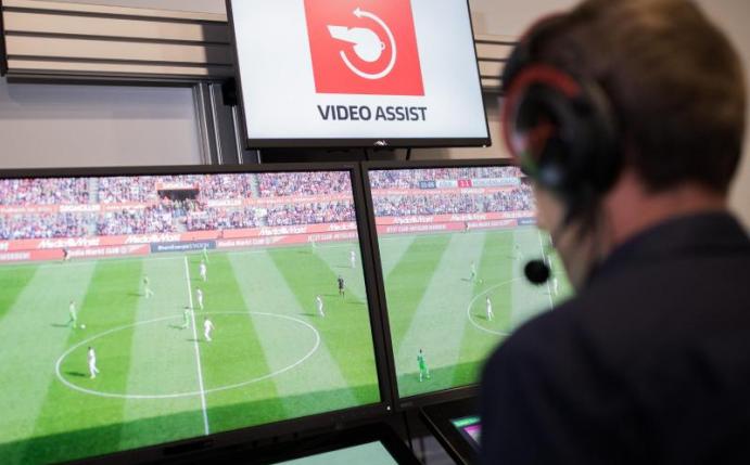 Eine Mehrheit der Bundesligaprofis ist für die Abschaffung des Videobeweises. Foto: Rolf Vennenbernd