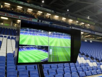 Der Videobeweis feierte beim FA-Cup-Spiel Hove Albion gegen Crystal Palace in England seine Premiere. Foto: Gareth Fuller Der Videobeweis feierte beim FA-Cup-Spiel Hove Albion gegen Crystal Palace in England seine Premiere. Foto: Gareth Fuller