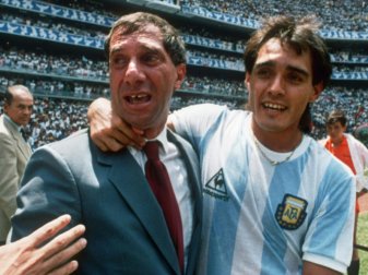 Carlos Bilardo (l.) bestreitet das Versprechen Carlos Bilardo (l.) bestreitet das Versprechen