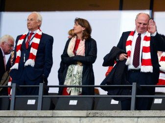 Edmund Stoiber (l.) auf der FCB-Ehrentribüne Edmund Stoiber (l.) auf der FCB-Ehrentribüne