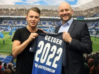 Talent gebunden: Dennis Geiger (l.) mit Manager Rosen Talent gebunden: Dennis Geiger (l.) mit Manager Rosen