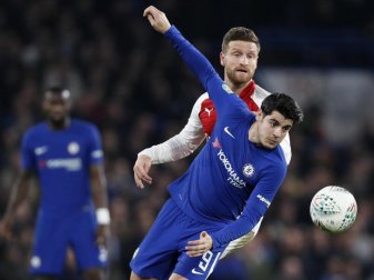 Antonio Rüdiger (Hintergrund) beobachtet einen Zweikampf zwischen Chelseas Morata (vorne) und Arsenals Mustafi. Foto: Kirsty Wigglesworth Antonio Rüdiger (Hintergrund) beobachtet einen Zweikampf zwischen Chelseas Morata (vorne) und Arsenals Mustafi. Foto: Kirsty Wigglesworth