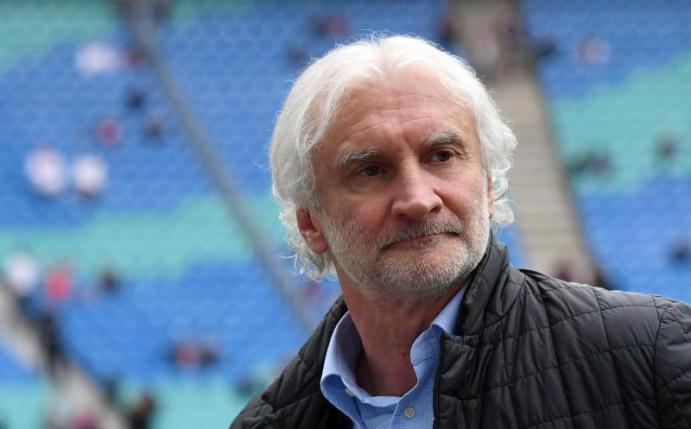 Leverkusens Sportdirektor Rudi Völler ist vor dem Rückrundenauftakt gegen die Bayern nicht bange. Foto: Hendrik Schmidt