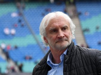 Leverkusens Sportdirektor Rudi Völler ist vor dem Rückrundenauftakt gegen die Bayern nicht bange. Foto: Hendrik Schmidt Leverkusens Sportdirektor Rudi Völler ist vor dem Rückrundenauftakt gegen die Bayern nicht bange. Foto: Hendrik Schmidt