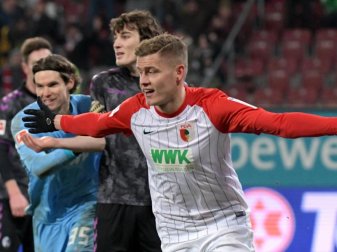 Augsburg muss auf Stürmer Alfred Finnbogason (M.) verzichten. Foto: Stefan Puchner Augsburg muss auf Stürmer Alfred Finnbogason (M.) verzichten. Foto: Stefan Puchner