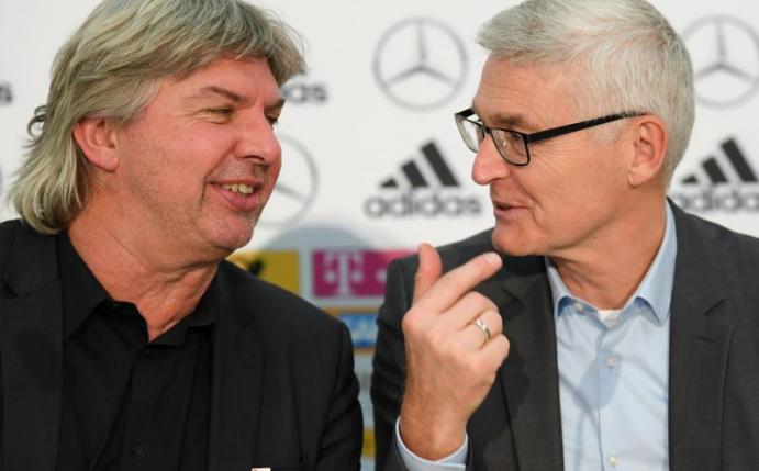 DFB-Vizepräsident Ronny Zimmermann (l) und Lutz Michael Fröhlich, Sportlicher Leiter der Elite-Schiedsrichter, in Frankfurt am Main. Foto: Arne Dedert