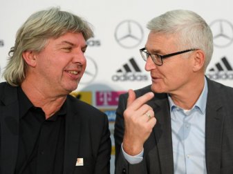 DFB-Vizepräsident Ronny Zimmermann (l) und Lutz Michael Fröhlich, Sportlicher Leiter der Elite-Schiedsrichter, in Frankfurt am Main. Foto: Arne Dedert DFB-Vizepräsident Ronny Zimmermann (l) und Lutz Michael Fröhlich, Sportlicher Leiter der Elite-Schiedsrichter, in Frankfurt am Main. Foto: Arne Dedert