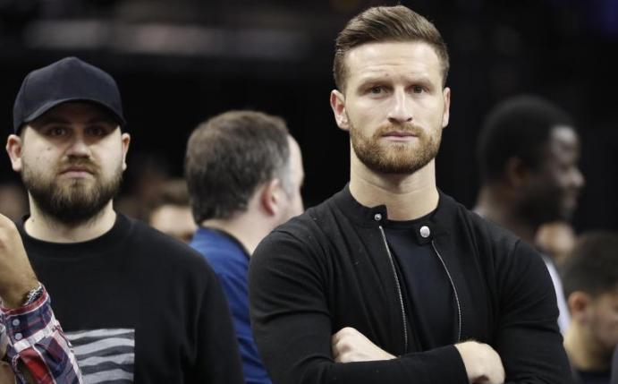 Shkodran Mustafi (r) war beim NBA-Spiel in London zu Gast. Foto: Kirsty Wigglesworth