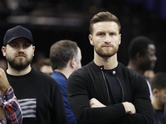 Shkodran Mustafi (r) war beim NBA-Spiel in London zu Gast. Foto: Kirsty Wigglesworth Shkodran Mustafi (r) war beim NBA-Spiel in London zu Gast. Foto: Kirsty Wigglesworth