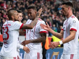 Die Bayern-Profis Arturo Vidal, James Rodriguez, Jérôme Boateng und Sandro Wagner (l-r) feiern den Treffer zum 3:1. Foto: Marius Becker Die Bayern-Profis Arturo Vidal, James Rodriguez, Jérôme Boateng und Sandro Wagner (l-r) feiern den Treffer zum 3:1. Foto: Marius Becker
