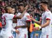 Die Bayern-Profis Arturo Vidal, James Rodriguez, Jérôme Boateng und Sandro Wagner (l-r) feiern den Treffer zum 3:1. Foto: Marius Becker