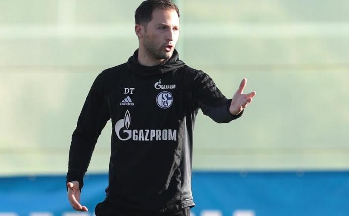 Die Schalker von Trainer Domenico Tedesco haben seit 13 Pflichtspielen nicht mehr verloren. Foto: Tim Rehbein