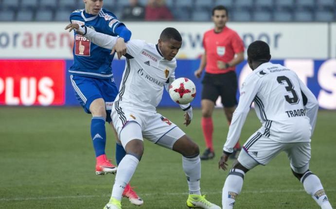 Basels Manuel Akanji (M) steht kurz vor einem Wechsel zu Borussia Dortmund. Foto: Alexandra Wey
