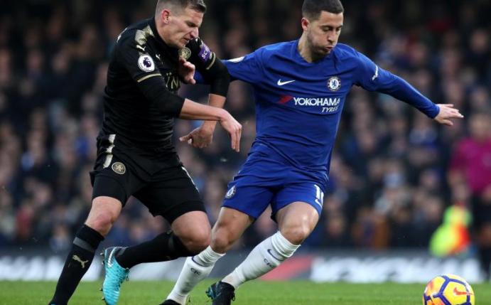 Chelseas Eden Hazard (r) schüttelt Leicesters Marc Albrighton ab. Foto: Jonathan Brady