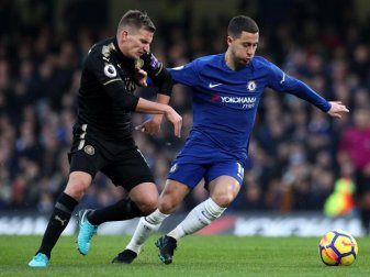 Chelseas Eden Hazard (r) schüttelt Leicesters Marc Albrighton ab. Foto: Jonathan Brady Chelseas Eden Hazard (r) schüttelt Leicesters Marc Albrighton ab. Foto: Jonathan Brady