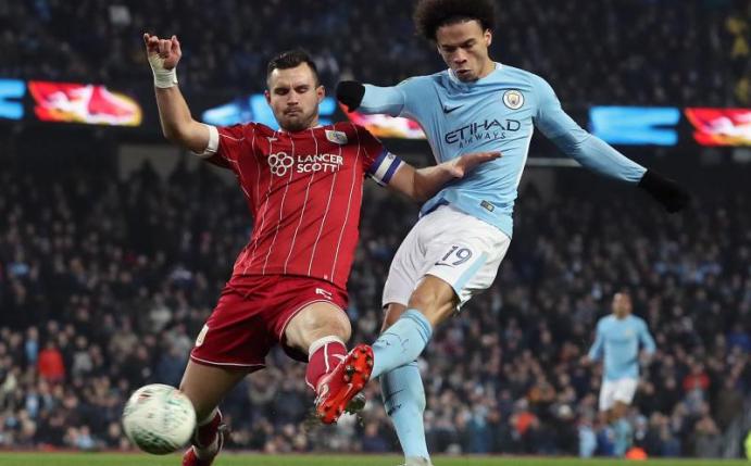 Leroy Sane (r) kommt bei Manchester City immer besser in Fahrt und hat sich hohe Ziele für 2018 gesteckt. Foto: Martin Rickett
