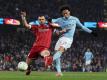 Leroy Sane (r) kommt bei Manchester City immer besser in Fahrt und hat sich hohe Ziele für 2018 gesteckt. Foto: Martin Rickett