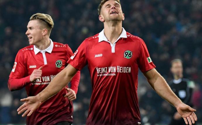 Niclas Füllkrug (r) erzielte alle drei Treffer für Hannover 96. Foto: Peter Steffen