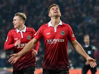 Niclas Füllkrug (r) erzielte alle drei Treffer für Hannover 96. Foto: Peter Steffen Niclas Füllkrug (r) erzielte alle drei Treffer für Hannover 96. Foto: Peter Steffen