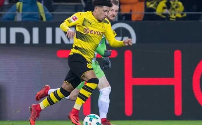 Englands Jugendnationalspieler Jadon Sancho (l) feierte gegen Wolfsburg sein Startelf-Debüt. Foto: Guido Kirchner