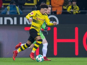 Englands Jugendnationalspieler Jadon Sancho (l) feierte gegen Wolfsburg sein Startelf-Debüt. Foto: Guido Kirchner Englands Jugendnationalspieler Jadon Sancho (l) feierte gegen Wolfsburg sein Startelf-Debüt. Foto: Guido Kirchner