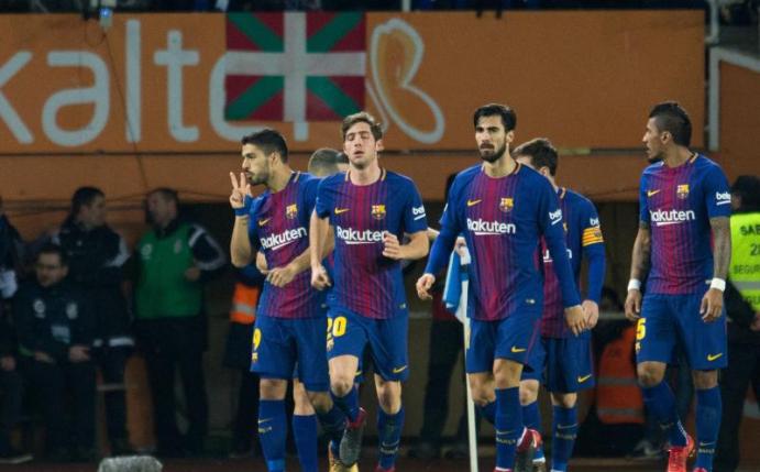 Der FC Barcelona hat nach 0:2 noch 4:2 bei Real Sociedad gewonnen. Luis Suarez (l.) erzielte zwei Tore. Foto: Ion Alcoba Beitia