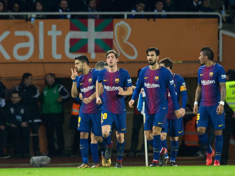 Der FC Barcelona hat nach 0:2 noch 4:2 bei Real Sociedad gewonnen. Luis Suarez (l.) erzielte zwei Tore. Foto: Ion Alcoba Beitia
